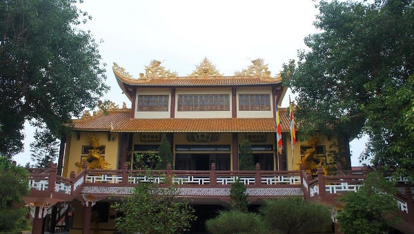 visit Phap Lam pagoda