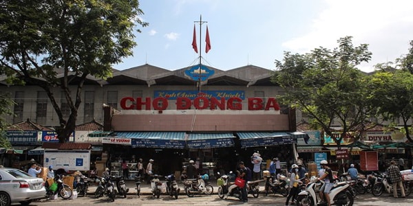 visit Dong Ba market