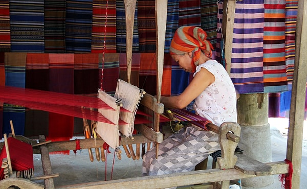 Weaving - Mai Chau travel guide